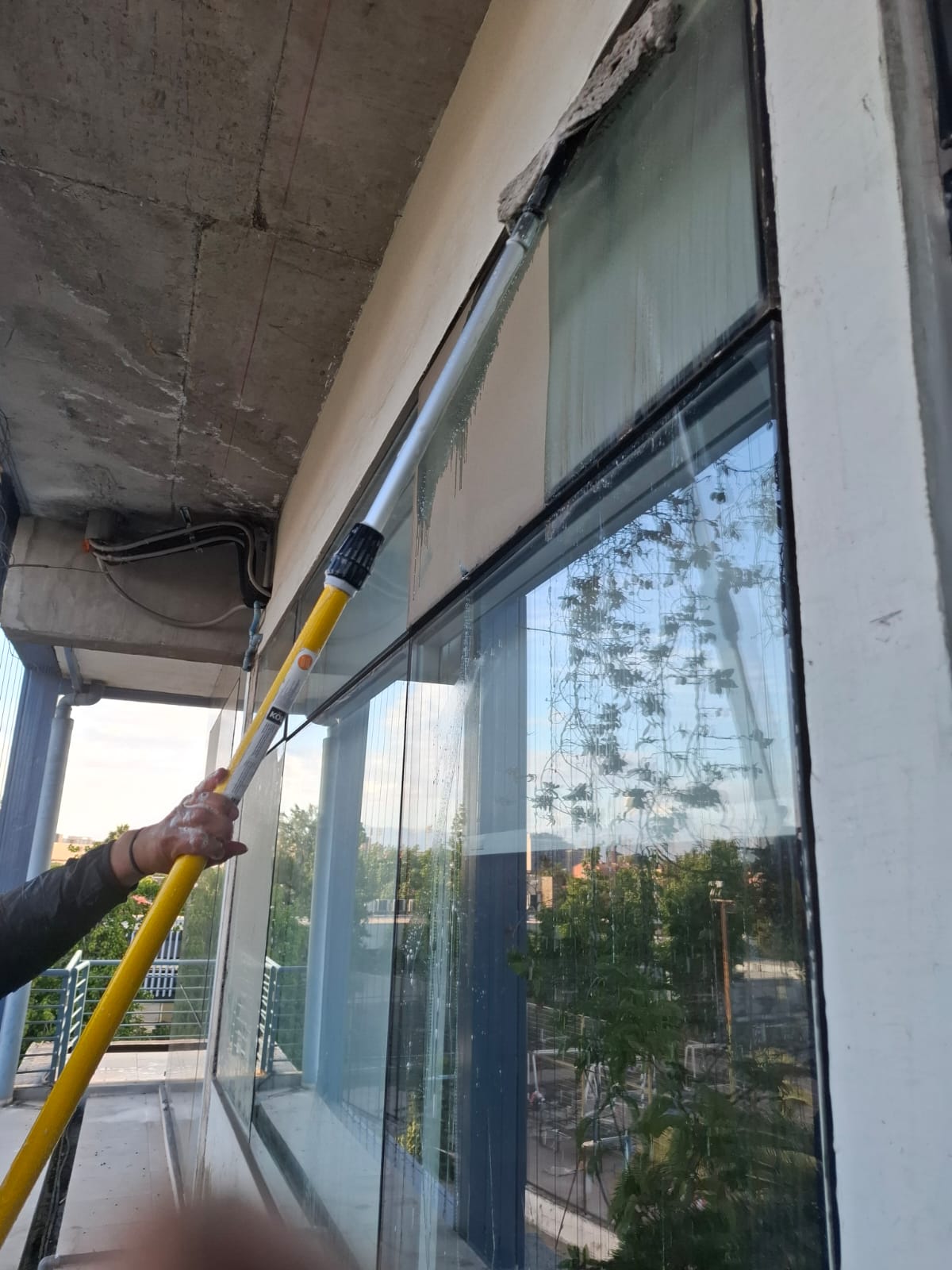 Limpieza de vidrios base nivel piso